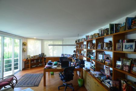 Casa à venda com 774m², 4 quartos e 5 vagas Casa à venda com 774m², 4 quartos e 5 vagasEscritório