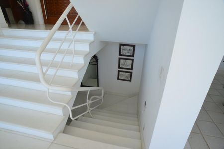 Casa à venda com 774m², 4 quartos e 5 vagas Casa à venda com 774m², 4 quartos e 5 vagasEscada Piso Inferior