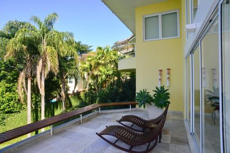 Casa à venda com 774m², 4 quartos e 5 vagas Casa à venda com 774m², 4 quartos e 5 vagasVista Externa