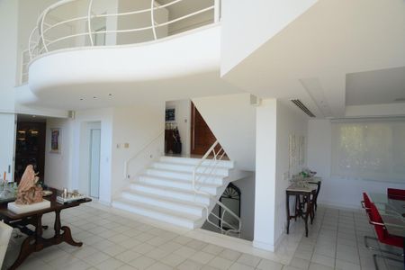 Casa à venda com 774m², 4 quartos e 5 vagas Casa à venda com 774m², 4 quartos e 5 vagasSala