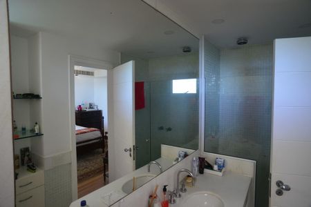 Casa à venda com 774m², 4 quartos e 5 vagas Casa à venda com 774m², 4 quartos e 5 vagasBanheiro