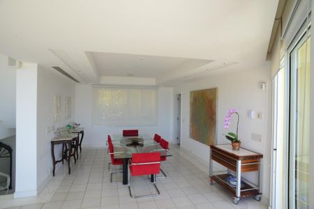 Casa à venda com 774m², 4 quartos e 5 vagas Casa à venda com 774m², 4 quartos e 5 vagasSala