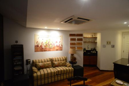 Casa à venda com 774m², 4 quartos e 5 vagas Casa à venda com 774m², 4 quartos e 5 vagasSala de Vinhos