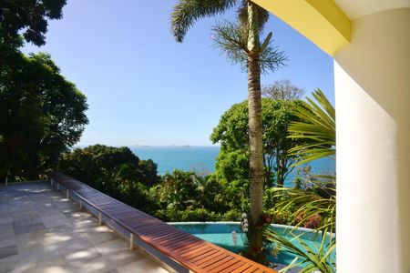 Casa à venda com 774m², 4 quartos e 5 vagas Casa à venda com 774m², 4 quartos e 5 vagasVista Externa