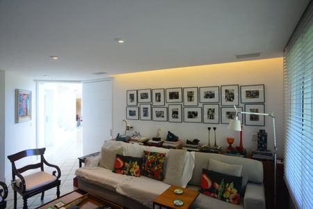 Casa à venda com 774m², 4 quartos e 5 vagas Casa à venda com 774m², 4 quartos e 5 vagasSala da TV