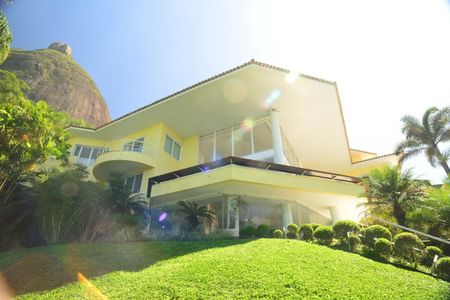 Casa à venda com 774m², 4 quartos e 5 vagas Casa à venda com 774m², 4 quartos e 5 vagasVista Externa