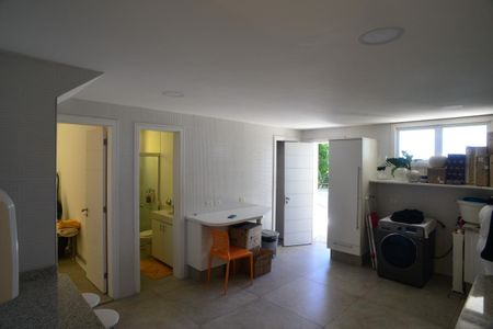 Casa à venda com 774m², 4 quartos e 5 vagas Casa à venda com 774m², 4 quartos e 5 vagasÁrea de Serviço