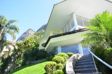 Casa à venda com 774m², 4 quartos e 5 vagas Casa à venda com 774m², 4 quartos e 5 vagasVista Externa