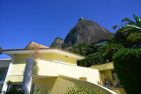 Casa à venda com 774m², 4 quartos e 5 vagas Casa à venda com 774m², 4 quartos e 5 vagasVista Externa