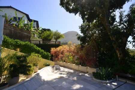 Casa à venda com 774m², 4 quartos e 5 vagas Casa à venda com 774m², 4 quartos e 5 vagasVista Externa