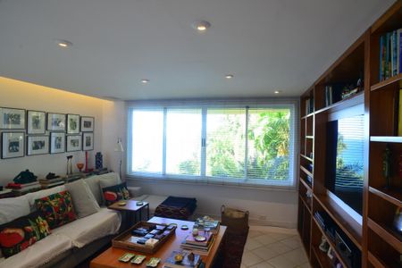 Casa à venda com 774m², 4 quartos e 5 vagas Casa à venda com 774m², 4 quartos e 5 vagasSala da TV