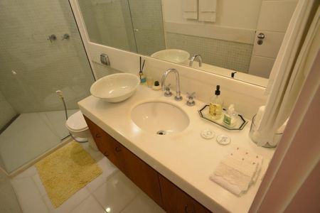 Casa à venda com 774m², 4 quartos e 5 vagas Casa à venda com 774m², 4 quartos e 5 vagasBanheiro