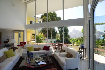 Casa à venda com 774m², 4 quartos e 5 vagas Casa à venda com 774m², 4 quartos e 5 vagasSala