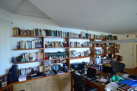 Casa à venda com 774m², 4 quartos e 5 vagas Casa à venda com 774m², 4 quartos e 5 vagasEscritório