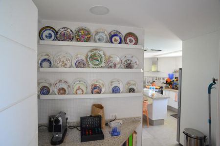 Casa à venda com 774m², 4 quartos e 5 vagas Casa à venda com 774m², 4 quartos e 5 vagasCozinha