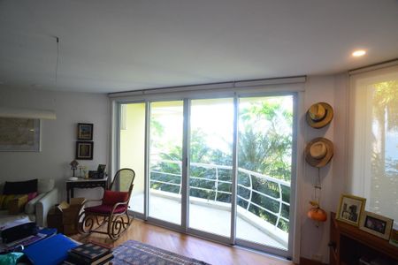 Casa à venda com 774m², 4 quartos e 5 vagas Casa à venda com 774m², 4 quartos e 5 vagasEscritório