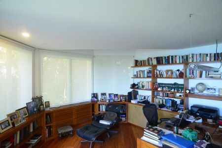 Casa à venda com 774m², 4 quartos e 5 vagas Casa à venda com 774m², 4 quartos e 5 vagasEscritório