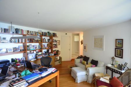 Casa à venda com 774m², 4 quartos e 5 vagas Casa à venda com 774m², 4 quartos e 5 vagasEscritório