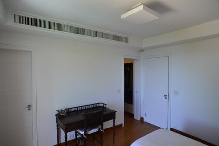 Casa à venda com 774m², 4 quartos e 5 vagas Casa à venda com 774m², 4 quartos e 5 vagasSuíte