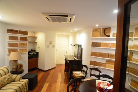 Casa à venda com 774m², 4 quartos e 5 vagas Casa à venda com 774m², 4 quartos e 5 vagasSala de Vinhos