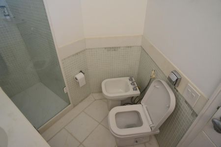 Casa à venda com 774m², 4 quartos e 5 vagas Casa à venda com 774m², 4 quartos e 5 vagasBanheiro