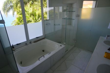 Casa à venda com 774m², 4 quartos e 5 vagas Casa à venda com 774m², 4 quartos e 5 vagasBanheiro