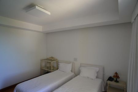 Casa à venda com 774m², 4 quartos e 5 vagas Casa à venda com 774m², 4 quartos e 5 vagasSuíte