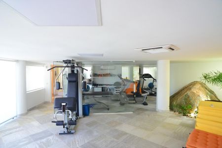 Casa à venda com 774m², 4 quartos e 5 vagas Casa à venda com 774m², 4 quartos e 5 vagasÁrea comum