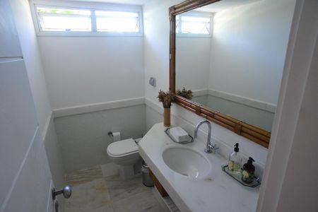 Casa à venda com 774m², 4 quartos e 5 vagas Casa à venda com 774m², 4 quartos e 5 vagasBanheiro