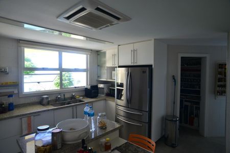 Casa à venda com 774m², 4 quartos e 5 vagas Casa à venda com 774m², 4 quartos e 5 vagasCozinha