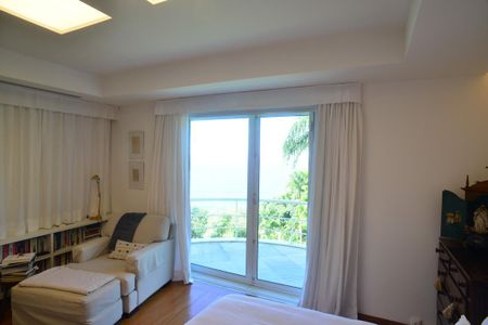 Casa à venda com 774m², 4 quartos e 5 vagas Casa à venda com 774m², 4 quartos e 5 vagasSuíte