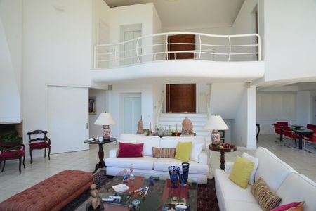 Casa à venda com 774m², 4 quartos e 5 vagas Casa à venda com 774m², 4 quartos e 5 vagasSala