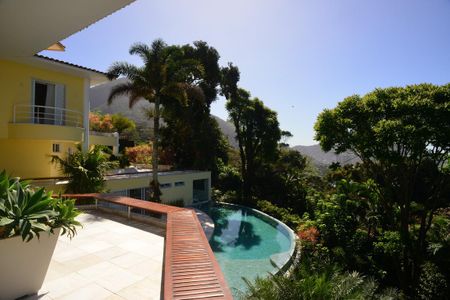 Casa à venda com 774m², 4 quartos e 5 vagas Casa à venda com 774m², 4 quartos e 5 vagasVista Externa