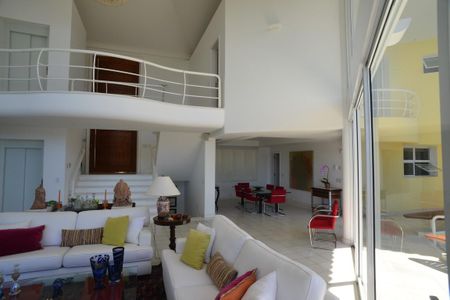 Casa à venda com 774m², 4 quartos e 5 vagas Casa à venda com 774m², 4 quartos e 5 vagasSala