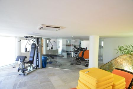 Casa à venda com 774m², 4 quartos e 5 vagas Casa à venda com 774m², 4 quartos e 5 vagasÁrea comum