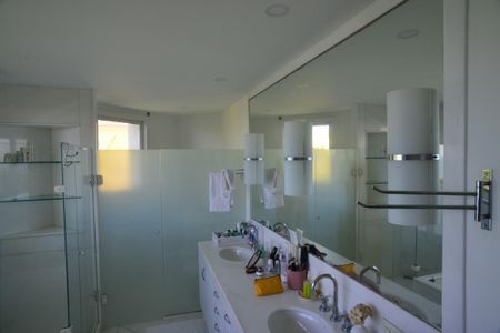 Casa à venda com 774m², 4 quartos e 5 vagas Casa à venda com 774m², 4 quartos e 5 vagasBanheiro