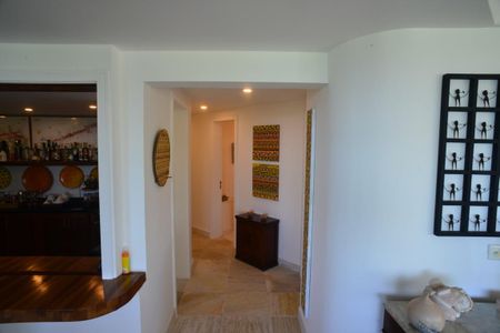 Casa à venda com 774m², 4 quartos e 5 vagas Casa à venda com 774m², 4 quartos e 5 vagasBar