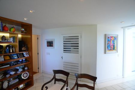 Casa à venda com 774m², 4 quartos e 5 vagas Casa à venda com 774m², 4 quartos e 5 vagasSala da TV