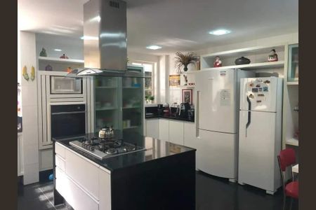 Casa à venda com 594m², 4 quartos e sem vaga