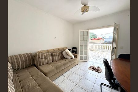Casa à venda com 200m², 3 quartos e 2 vagasSala