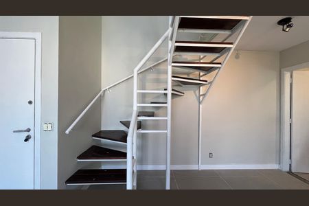 Apartamento para alugar com 76m², 2 quartos e 2 vagas Apartamento para alugar com 76m², 2 quartos e 2 vagasEscada