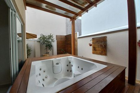 Casa de condomínio para alugar com 240m², 4 quartos e 4 vagas Casa de condomínio para alugar com 240m², 4 quartos e 4 vagasÁrea comum - Jacuzzi
