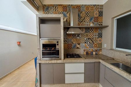 Casa de condomínio para alugar com 240m², 4 quartos e 4 vagas Casa de condomínio para alugar com 240m², 4 quartos e 4 vagasDetalhe da Área da Churrasqueira