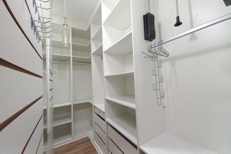 Casa de condomínio para alugar com 240m², 4 quartos e 4 vagas Casa de condomínio para alugar com 240m², 4 quartos e 4 vagasCloset da suíte 4