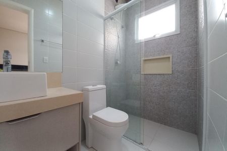 Casa de condomínio para alugar com 240m², 4 quartos e 4 vagas Casa de condomínio para alugar com 240m², 4 quartos e 4 vagasBanheiro da Suíte 1