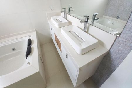 Casa de condomínio para alugar com 240m², 4 quartos e 4 vagas Casa de condomínio para alugar com 240m², 4 quartos e 4 vagasBanheiro da Suíte 4