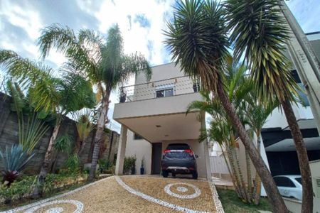 Casa de condomínio para alugar com 240m², 4 quartos e 4 vagas Casa de condomínio para alugar com 240m², 4 quartos e 4 vagasFachada do Prédio