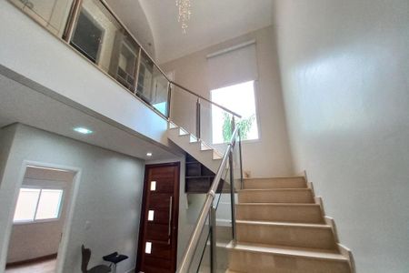 Casa de condomínio para alugar com 240m², 4 quartos e 4 vagas Casa de condomínio para alugar com 240m², 4 quartos e 4 vagasEscada