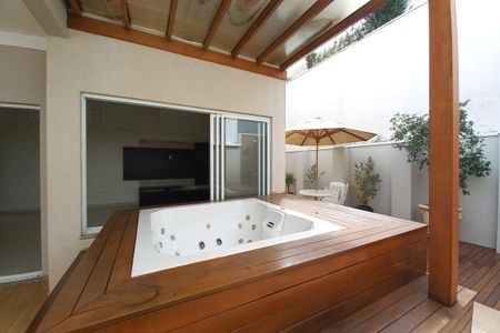 Casa de condomínio para alugar com 240m², 4 quartos e 4 vagas Casa de condomínio para alugar com 240m², 4 quartos e 4 vagasÁrea comum - Jacuzzi