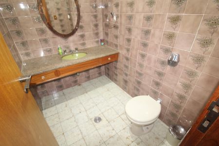 Casa à venda com 332m², 5 quartos e 7 vagasBanheiro Social